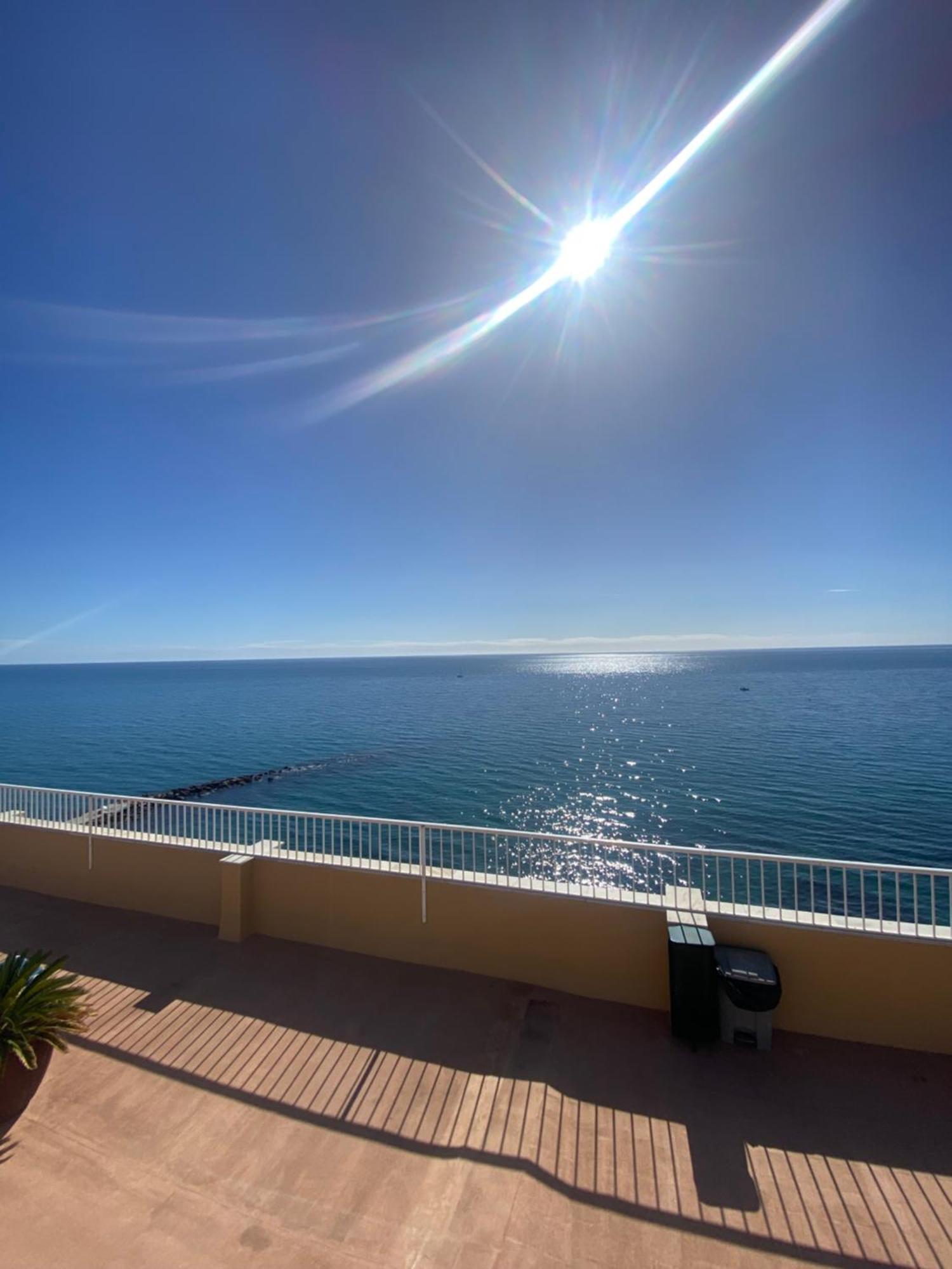 Marbella Beachfront Edificio Mayoral Primera Linea De Playa Y Centro Ciudad Con Barco Opcional Экстерьер фото